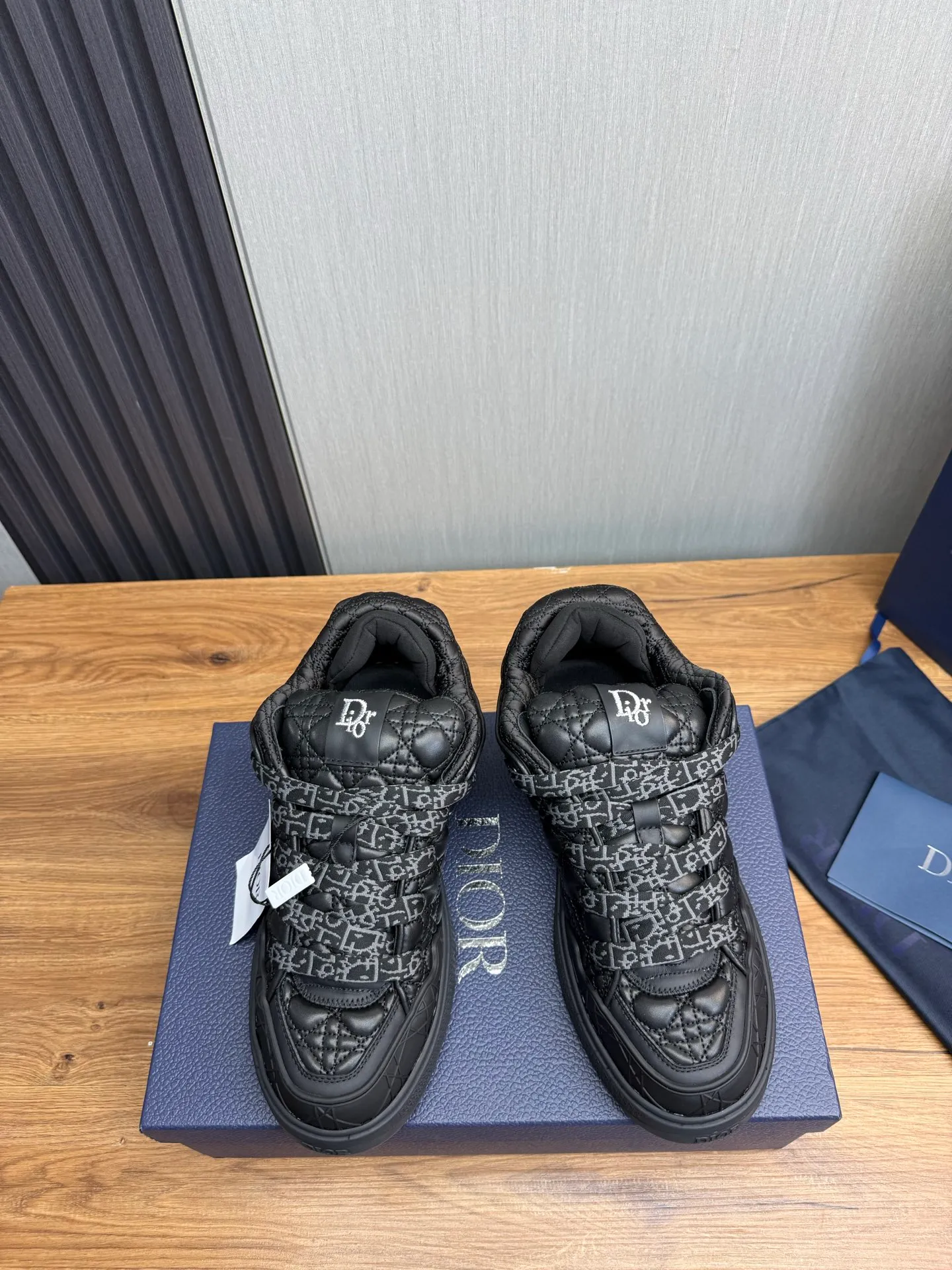Men's shoes 💰800💰 Dior sneakers enrich the classic series with fashionable retro style. Carefully crafted, they can be paired with casual looks all year round. Dad Shoes style shoes that follow the trend of the retro market ▪️ Fabric: Original custom embroidered cowhide ▪️ Lining: Imported breathable mesh ▪️ Sole: Original molded non-slip outsole ▪️ Size: 38-45 (45 is custom-made and cannot be returned)